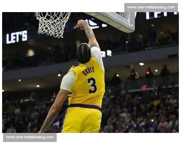 湖人抢人大洛施压雄鹿！争冠中锋成雄鹿续约难题